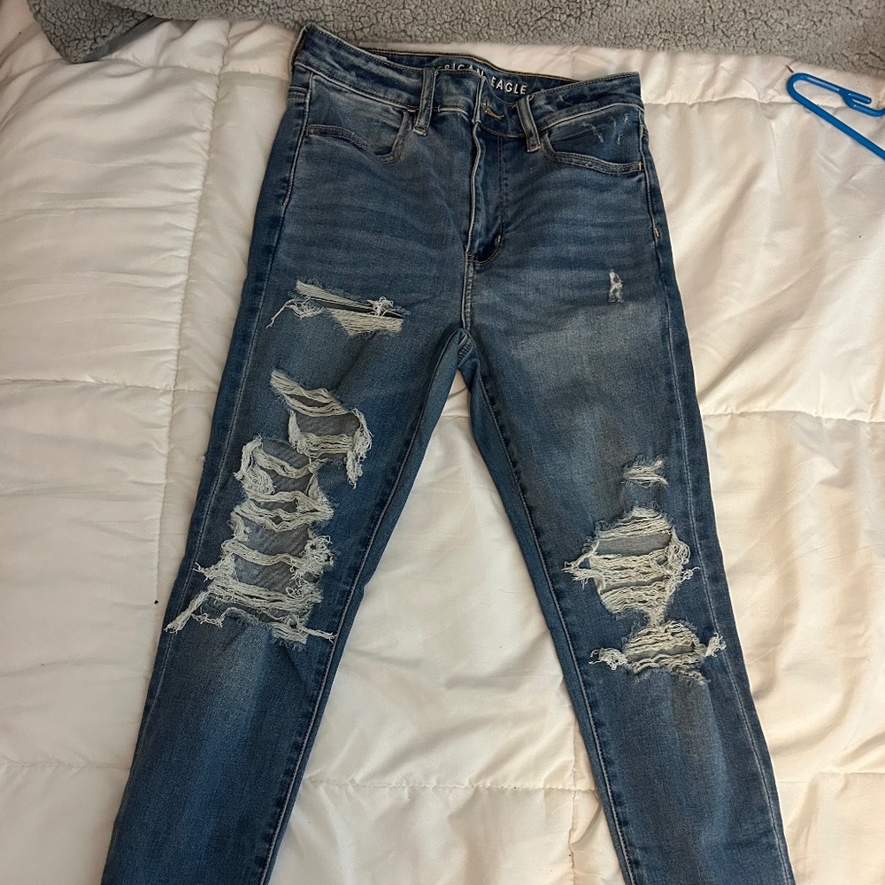 american eagle medium wash ripped jeans size 6